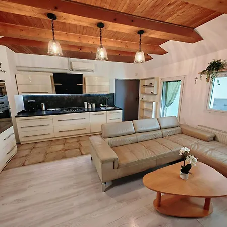 Hortenzia House With Free Parking Apartman